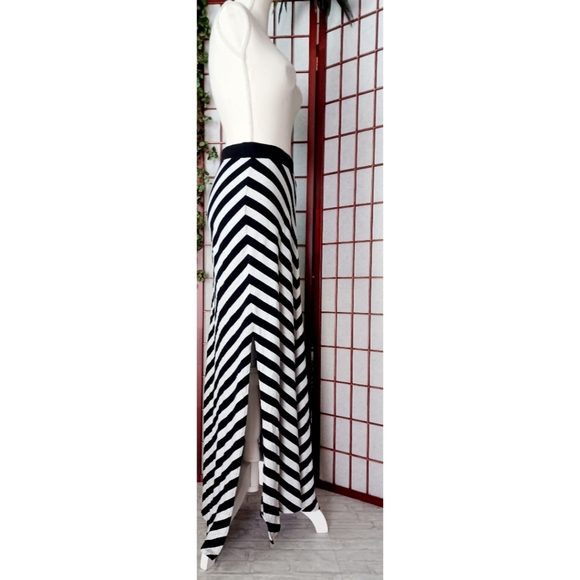 Calvin Klein Performance | Women's Slit Side Chevron Print Workout Maxi Skirt - Picture 10 of 15